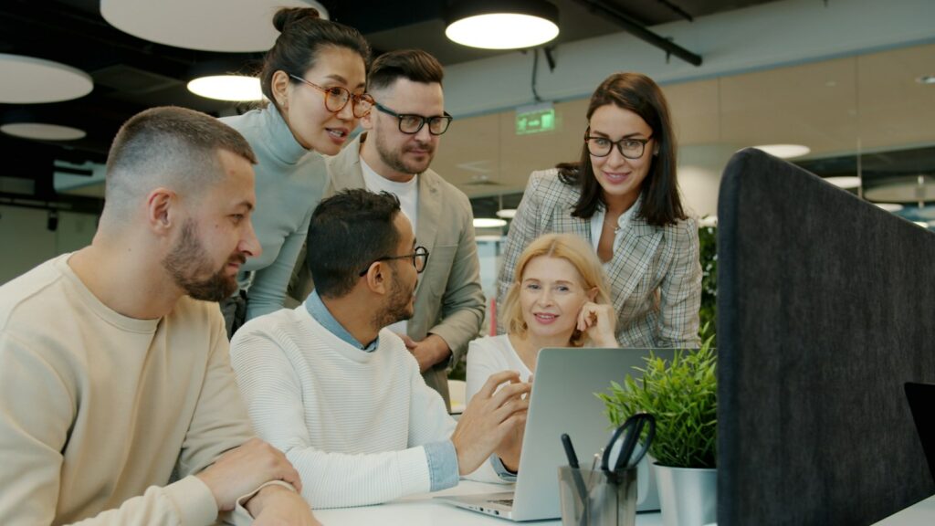 Blog formation professionnelle Bonjoore : une équipe réunie autour d'un ordinateur portable
