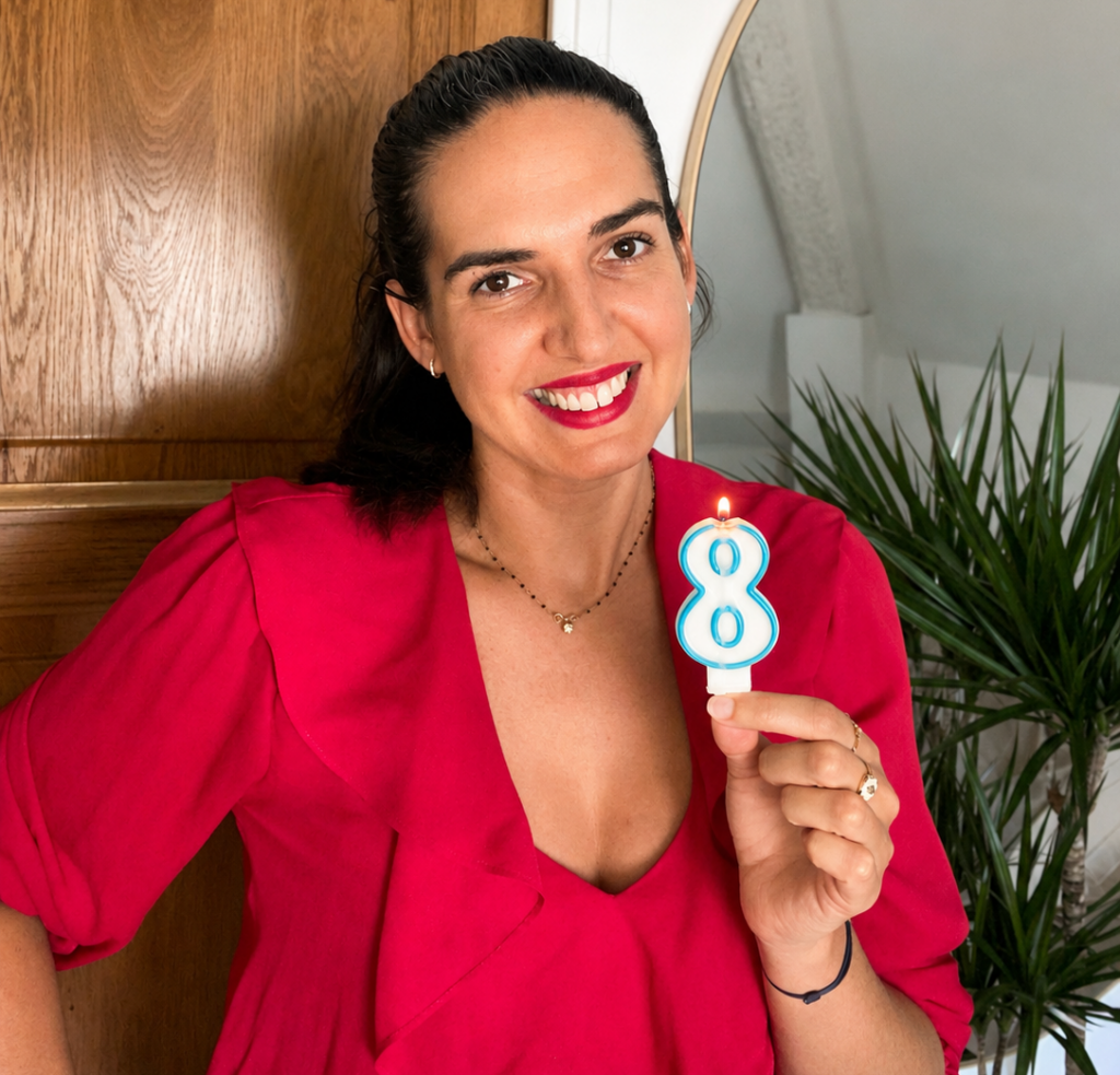 Victoria Germain souriante, une bougie en forme de 8 à la main